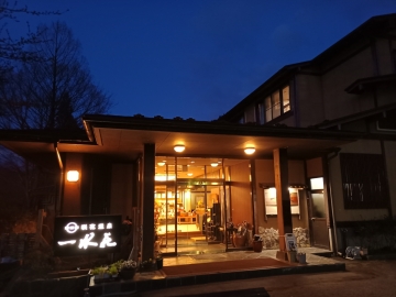 *外観（夜）/灯りが迎える静かで心落ち着く玄関口