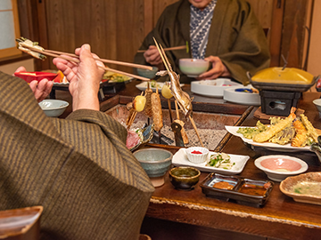 *夕食風景(イメージ)／個室食事処で水入らず、囲炉裏の火を囲んでのお食事はここだけの贅沢