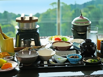 *【迎賓館の朝食】地元産の干物などの和食をご用意。ご自身で作っていただく「百山豆腐」が名物です