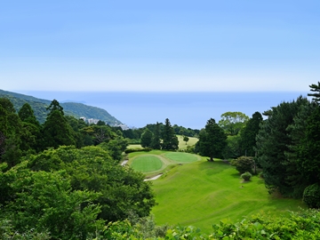 *熱海の名門コースで、天空のリゾートゴルフをプレー
