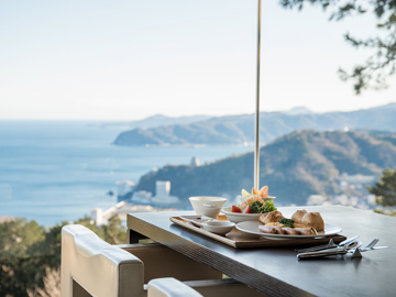 *レストラン【百山茶寮】大きな窓から絶景を望みながらご朝食をお召し上がりください。