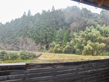 *【景観(露天・女湯)】目の前には、川が流れており、川のせせらぎに癒されます。