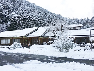 *【外観】木の温もり溢れるロッジ風の造り。冬は雪が積もる日もあります。