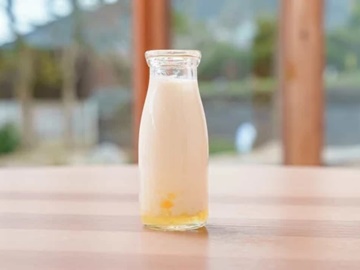 萩夏みかん牛乳  　地元の食材を使用した湯上り牛乳はいかがですか？