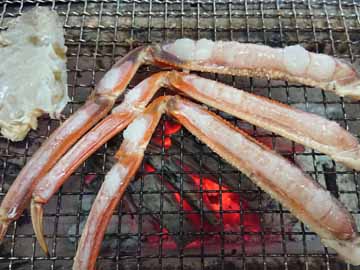 身がふっくらぷりぷり！炭火で焼く焼ガニをぜひご賞味ください♪（一例）