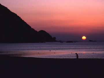 【ある日の風景】夕日で赤く染まる竹野浜