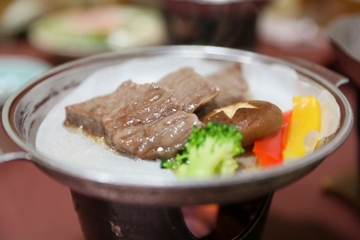*夕食イメージ。福島牛の陶板焼き。とろけるお味の福島牛をご堪能下さい！