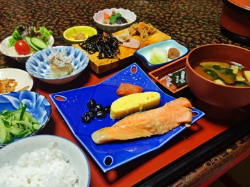 *健康的な和朝食の朝ごはん 一日を元気にスタート！（お食事一例）