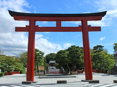 *【鶴岡八幡宮】正面鳥居（車で15分・徒歩40分）※写真提供：鎌倉市観光協会