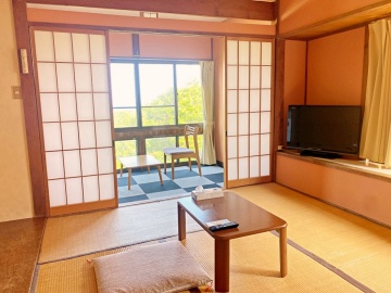 *【部屋一例（6畳）】窓の外は緑豊かな風景と海が一望できます