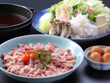 京地鶏のすき焼き。美山特産の『京地鶏』はモチモチやわらか♪地元の新鮮野菜と一緒に。（一例）