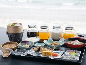 *【朝食一例】海の幸を使用した和朝食をご用意。海を眺めながら食べる朝食で特別な1日の始まりを…♪