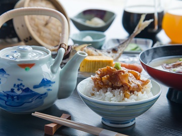 *【朝食一例】漬けにした刺身をご飯の上に乗せて食べる当館オリジナル「玄海茶漬け」