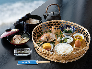 【朝食一例】海の幸を使用した和朝食をご用意。海を眺めながら食べる朝食で特別な1日の始まりを…