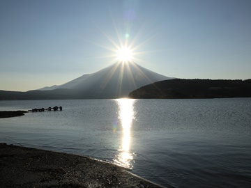 *ダイヤモンド富士（10月中旬～2月下旬頃）／富士山頂と太陽が重なり、 ダイヤモンドのように輝く富士