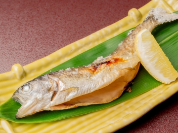 *夕食一例（川魚）／清流で育ったイワナなど、川魚を塩焼きで。頭から尻尾までお召し上がりいただけます。