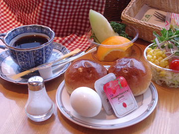 朝はコテージでのんびりと朝ご飯をお楽しみください。