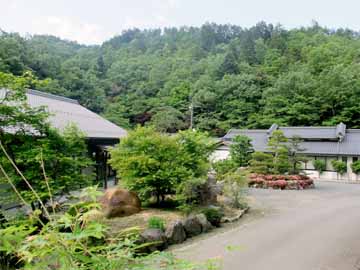 ■外観■自然に囲まれた当館では、四季折々の自然の姿がお愉しみいただけます。