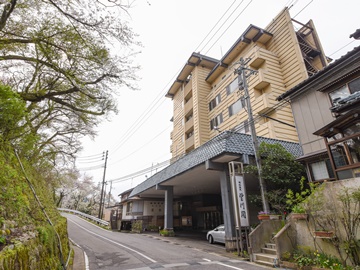 *【外観】咲花温泉の玄関口に佇む当館。皆さまのお越しを心よりお待ちしております。