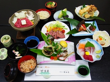 *【夕食一例】地元の食材、当館で獲れた食材や季節の旬の食材を使った郷土料理をお愉しみいただけます