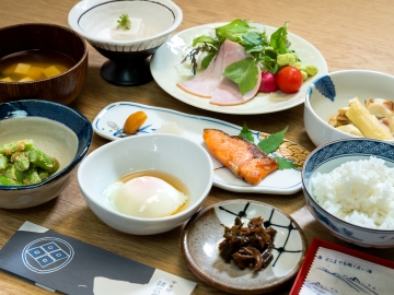 *ご朝食一例　軽井沢産ハム／信州産野菜の小鉢・お米など地元の食材にこだわっております。