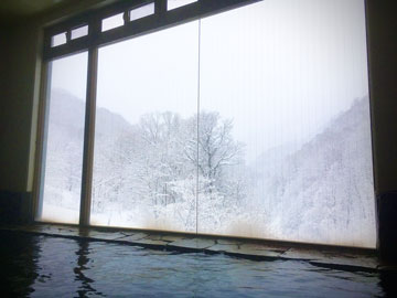 *［冬・内風呂］源泉かけ流しの湯につかり雪見風呂をお楽しみ下さい