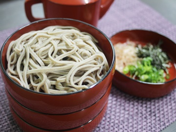 【食堂メニュー】島根・出雲の名物「出雲そば」は湯田山荘でも♪おつゆを直接かけてお召し上がりください。