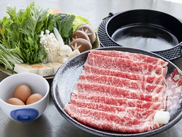 *【国産牛すきやき一例】肉の旨味と甘じょっぱいタレが絶妙に絡み、口の中でとろけるような美味しさ！