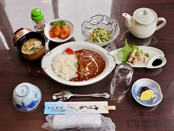 【カレー定食】毎週水曜日の夕食はカレーをご用意致します。