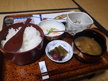 *朝食一例/あたたかいご飯と、山川の幸を使った素朴なおかずをご用意いたします。