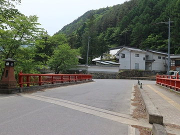 *周辺景色/霊泉寺川にかかる赤い欄干の橋を渡ると「信州霊泉寺温泉」があります！