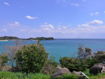 *【宿周辺の景色】宿の目の前は白い砂浜と玄海灘の青い海