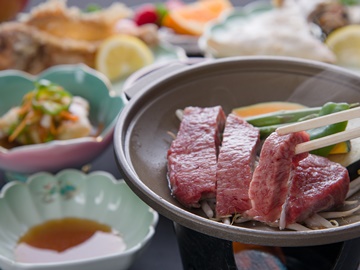 *【夕食一例】壱岐牛の陶板焼き。ミネラルたっぷりなやわらかい肉質と、上品な味わいが特徴です。