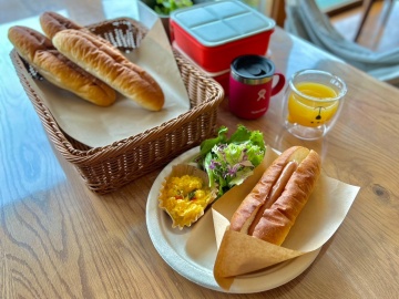 【朝食一例】地元のお店のパンや新鮮なサラダを使用した、エネルギー◎な朝ごはん！