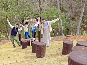 *【アスレチック】「ステップ」。丸太から丸太へ落ちずに進めるかな？コツは足を大きく出すこと！