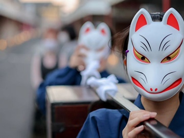 秋の夜長に狐の嫁入り行列が現れます。幻想的な空間をお楽しみください♪