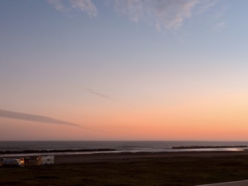 *目の前の海の景色／サンセットタイムの美しい夕焼け。のんびり眺めてお散歩しませんか？