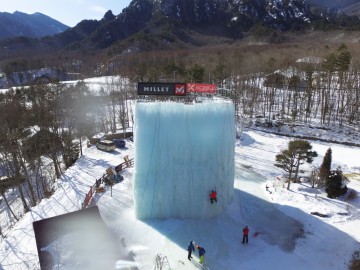 *[アイスツリー]アイスクライミングに挑戦できる、高さ約12m×幅約25mの人工氷壁！