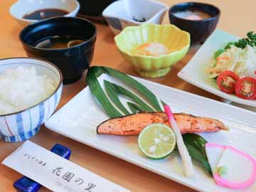 *【朝食一例】焼き魚をメインとした和朝食をご用意。