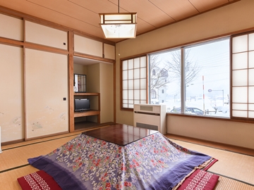 *和室6.5畳／冬はこたつでおくつろぎいただけます。