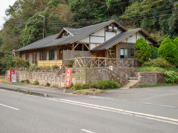 *【温泉棟】温泉へは宿泊棟を一旦出ていただき駐車場を抜けたところにございます。