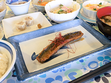 *冬期の朝食一例／さんまのかば焼き。栄養たっぷりの朝食。