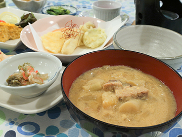 *冬期の夕食一例／妙高名物たけのこ汁。根曲り竹・サバの水煮・じゃがいも・玉ねぎを卵とじに