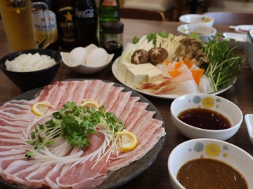 ビタミンたっぷり♪上質な黒豚ロースとバラ肉をご用意！当館自慢のしゃぶしゃぶをご堪能ください