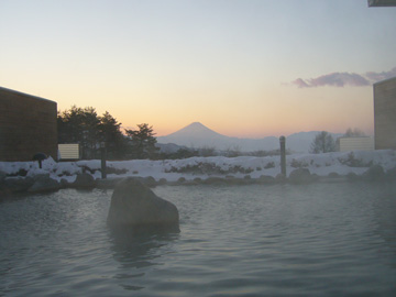 *パノラマの湯/雪の中浮かび上がる美しい左右対称の富士山です。