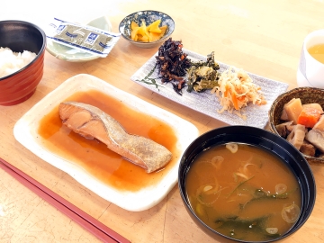 *朝食一例/お魚をメインに副菜を数点をご用意した健康的な和朝食。（メニューは一例です）