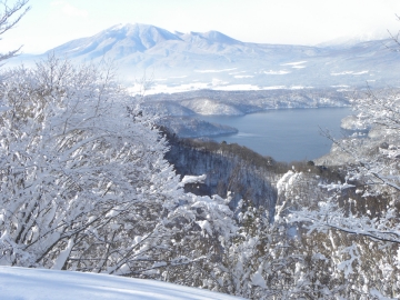 *周辺/雪原から望む野尻湖は絶景です！