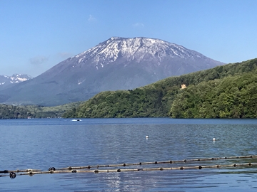 *周辺（初夏の風景）/黒姫山の残雪と野尻湖の新緑