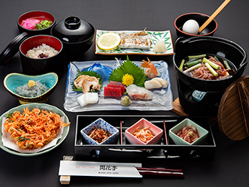 *夕食一例／竹コース：桜えびづくし御膳＋駿河湾海の幸（当館スタンダードプラン）