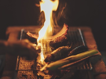 *薪火料理／薪を燃やす炎と煙が旬の食材をよりおいしく仕上げてくれます。